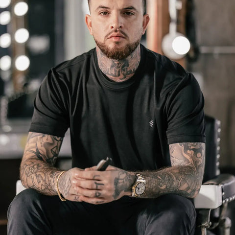 Barber Strong - T-Shirt model