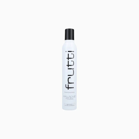 Długa, biała butelka z pianką do włosów Frutti Professional Hyaluronic Mousse, z czarnym nakrętką i dużym czarnym napisem 'frutti' wzdłuż, na białym tle