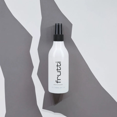Frutti Professional - Spray Termoochronny na szaro białym tle