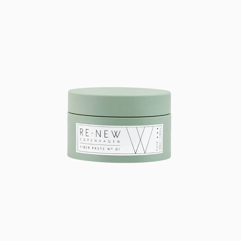 Niski, zielony pojemnik z pastą fibrową do włosów RE-NEW Copenhagen, Fiber Paste nr 01, z białą etykietą i czarną czcionką, na białym tle