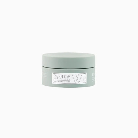 Niski, zielony pojemnik z miękką pastą błotną do stylizacji włosów RE-NEW Copenhagen, Soft Mud Paste nr 03, z białą etykietą i czarnym tekstem, na białym tle