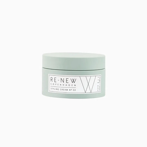 Zielony pojemnik z kremem do stylizacji włosów RE-NEW Copenhagen, Styling Cream nr 02, na białym tle.