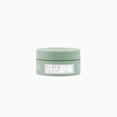 Niski, zielony pojemnik z mini pastą matującą do włosów RE-NEW Copenhagen, Fiber Paste nr 01, z białą etykietą i czarną czcionką, na białym tle