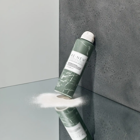 Re-New Copenhagen - Suchy Spray Teksturyzujący N° 11 oparty o ścianę