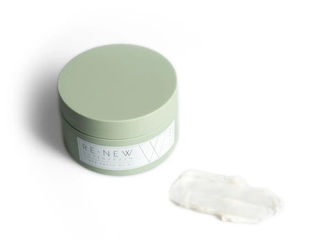 Zielony pojemnik z pastą matującą do włosów RE-NEW Copenhagen, Fiber Paste nr 01, obok wyciśniętej próbki produktu na białym tle.