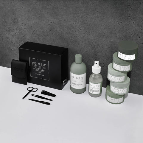 zdjęcie ukazuje Re-New Copenhagen - Essential Grooming Box/Zestaw Pielęgnacyjny, produkty do pielęgnacji paznokci są symetrycznie ułożone przed opakowaniem, obok stoi szampon, spray i 5 past do stylizacji włosów ułożone jedna na drugiej