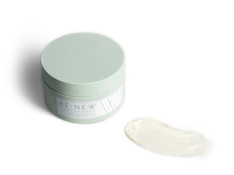 Zielony pojemnik z kremem do stylizacji włosów RE-NEW Copenhagen, Styling Cream nr 02, obok wyciśniętej próbki kremu na białym tle