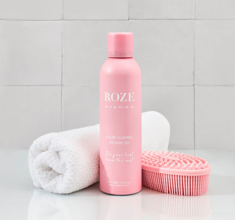 żel pod prysznic roze avenue, obok ręcznik i szczotka do ciała