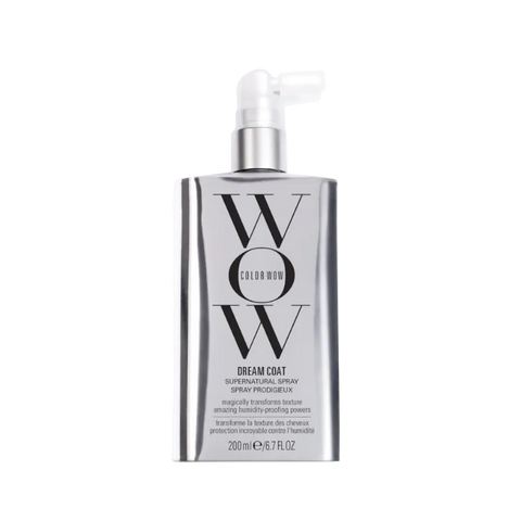 Srebrna butelka sprayu do włosów Color Wow Dream Coat z czarnym logo „WOW”, wyposażona w biały atomizer, pojemność 200 ml, na białym tle.