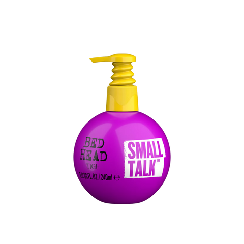 Zdjęcie produktu przedstawiające butelkę TIGI Bed Head "Small Talk" o pojemności 240 ml. Opakowanie ma charakterystyczny, okrągły kształt w intensywnym fioletowym kolorze. Na środku widnieje czarne logo "Bed Head" oraz duży, biały napis "Small Talk". Butelka zwieńczona jest jasnożółtą pompką z karbowaną szyjką. Produkt jest wycięty z tła (widoczna szachownica przezroczystości).