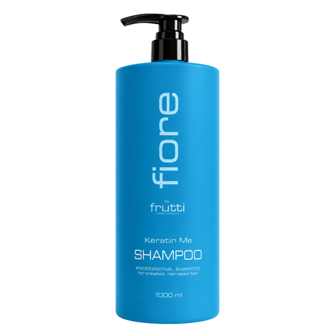 Fiore Professional Keratin Me Shampoo 1000 ml w niebieskiej butelce z czarnym korkiem na białym tle.