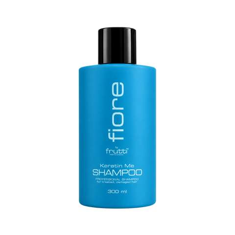 Fiore Professional Keratin Me Shampoo 300 ml w niebieskiej butelce z czarnym korkiem na białym tle.