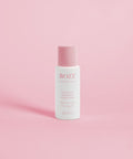 odżywka glamorous volumizing conditioner od roze avenue na różowym tle